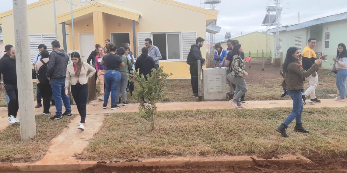 Grupos de preadjudicatarios de la Convocatoria 250 visitaron sus futuras viviendas en Itaembé Guazú