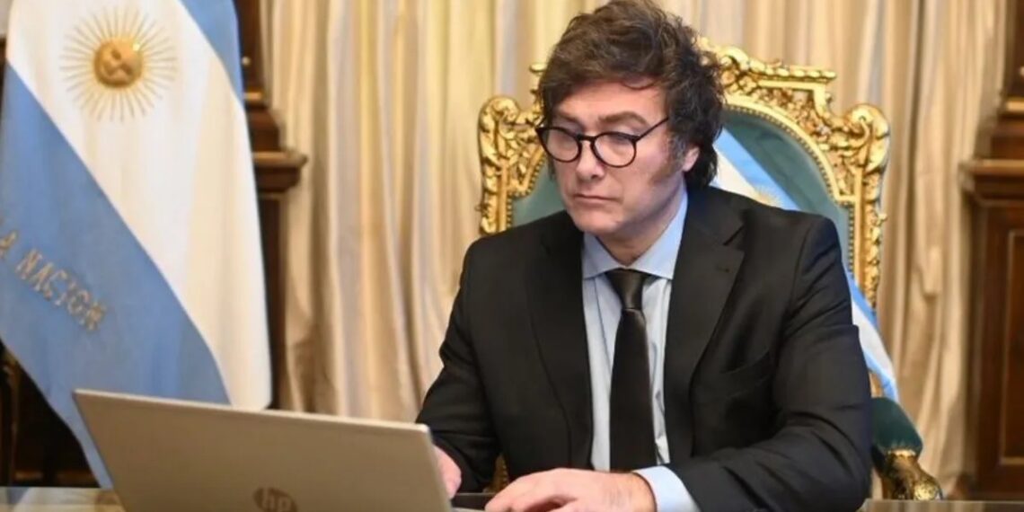 Oficial: Milei dio marcha atrás con el aumento del 48% para él y sus ministros