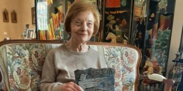 Después de años, reapareció Isabel Perón para recibir una distinción en España