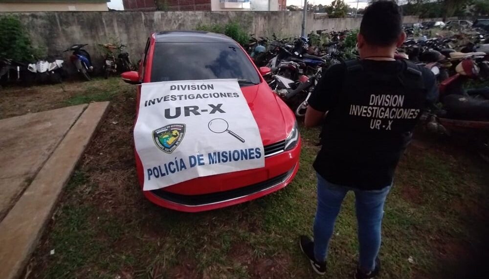 Se filmaba haciendo maniobras arriesgadas en Posadas y terminó sin auto
