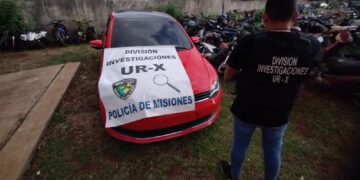 Se filmaba haciendo maniobras arriesgadas en Posadas y terminó sin auto