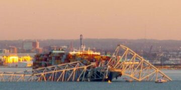 Estados Unidos: un barco impactó contra un puente y lo derribó