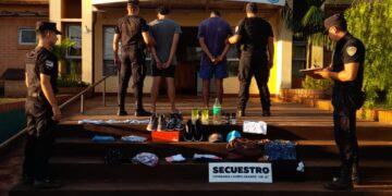 Atraparon a dos hombres que robaron una billetera de un auto y salieron de gira: gastaron en bebidas y ropas