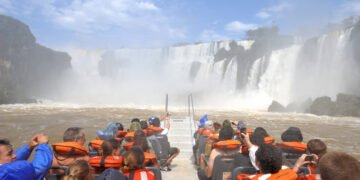Por el bajo caudal del río Iguazú suspenden los paseos náuticos en Cataratas