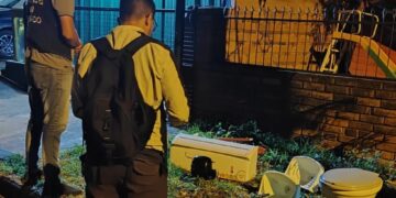 Arrestaron a un delincuente por robar en un CAPS y recuperaron una moto robada en Buenos Aires
