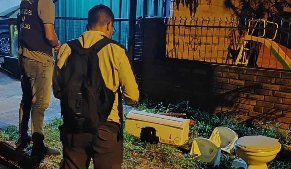 Arrestaron a un delincuente por robar en un CAPS y recuperaron una moto robada en Buenos Aires
