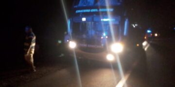 Mecánico murió aplastado mientras reparaba un colectivo sobre la Ruta 105