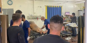 Se desvanecieron mientras trabajaban en un pozo negro cloacal y fueron rescatados por la Policía