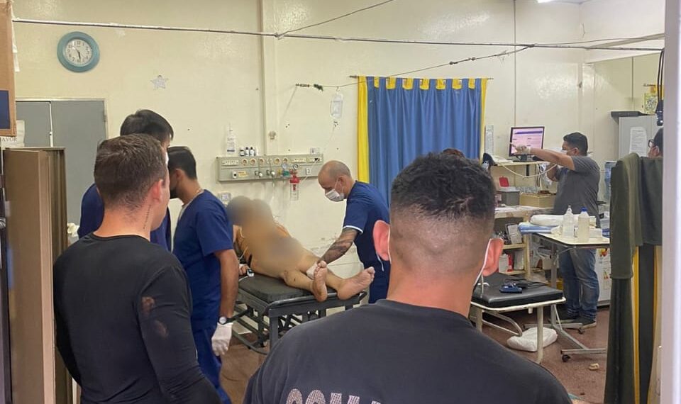 Se desvanecieron mientras trabajaban en un pozo negro cloacal y fueron rescatados por la Policía