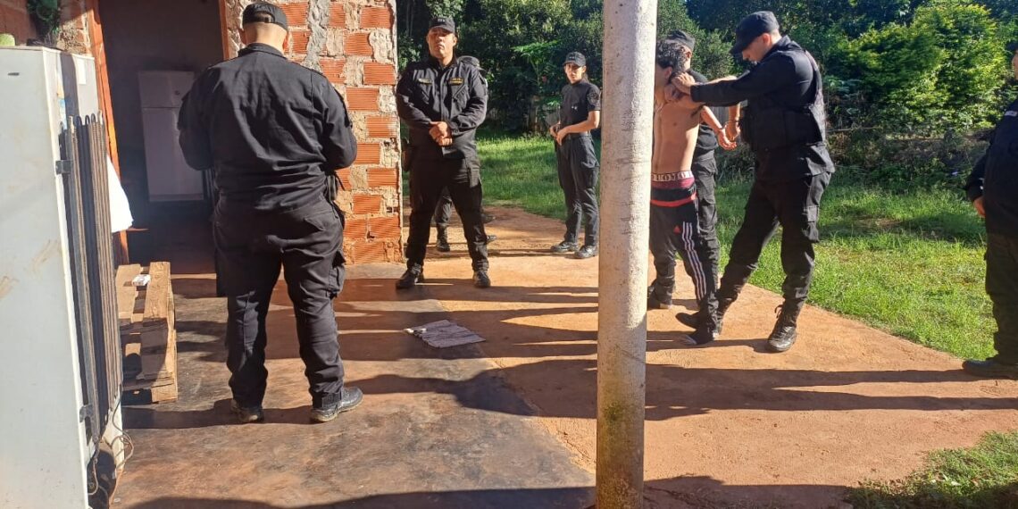 Motociclista perturbaba a los vecinos realizando “cortes”: al detenerlo constataron que estaba armado