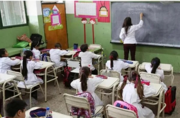 Modificarán la ley de educación y penarán “el adoctrinamiento en las escuelas”
