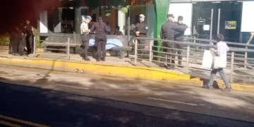 Un hombre se desvaneció y murió esperando el colectivo en Posadas