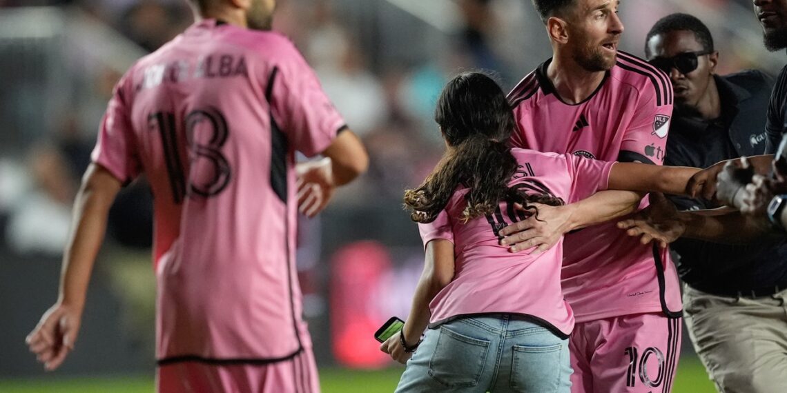 La ayuda de Lionel Messi a la nena que invadió a la cancha para una selfie