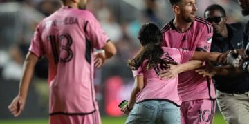 La ayuda de Lionel Messi a la nena que invadió a la cancha para una selfie