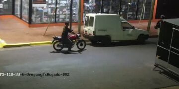 Intentaron robar una moto y quedaron captados en cámaras: terminaron detenidos