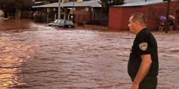 Asisten a los afectados por las fuertes lluvias en toda la provincia