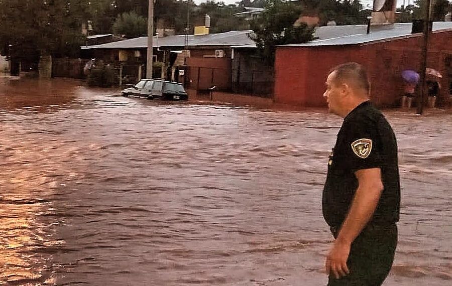 Asisten a los afectados por las fuertes lluvias en toda la provincia