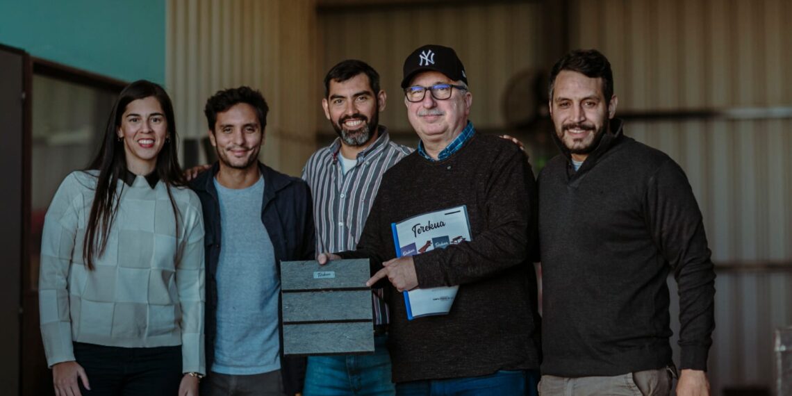Passalacqua visitó Terekua, fábrica de muebles de madera plástica reciclada única en la región