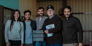 Passalacqua visitó Terekua, fábrica de muebles de madera plástica reciclada única en la región