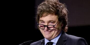 España pide que Milei se disculpe después de que el líder argentino llamara “corrupta” a la esposa del presidente Pedro Sánchez