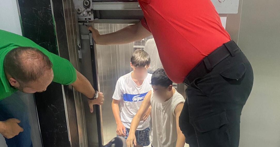 Rescataron a tres niños atrapados en un ascensor