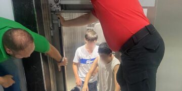 Rescataron a tres niños atrapados en un ascensor