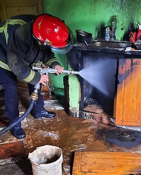 Un nene de 4 años jugaba con un encendedor y casi incendia la casa