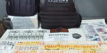 Rompió el vidrio de un auto, robó una mochila con más de un millón de pesos y fue detenido por el Comando en Posadas