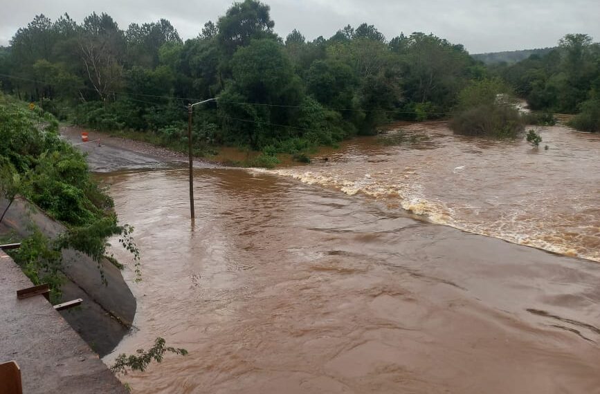 Por crecida del caudal del arroyo Tabay, hay corte en la ruta 7 a la altura del puente provisorio