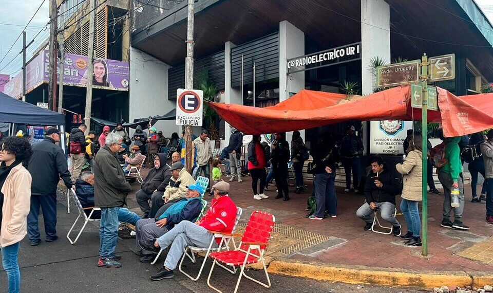 Policías rechazan 30% de aumento y continúa la protesta