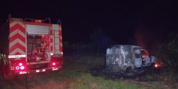 Investigan un presunto asalto e incendio de un vehículo en Hipólito Yrigoyen