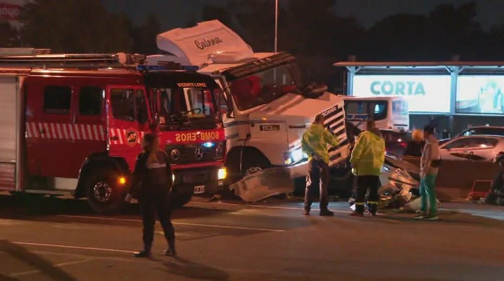 Tragedia en la Panamericana: un camión chocó y el contenedor que llevaba salió despedido, hay cinco personas fallecidas