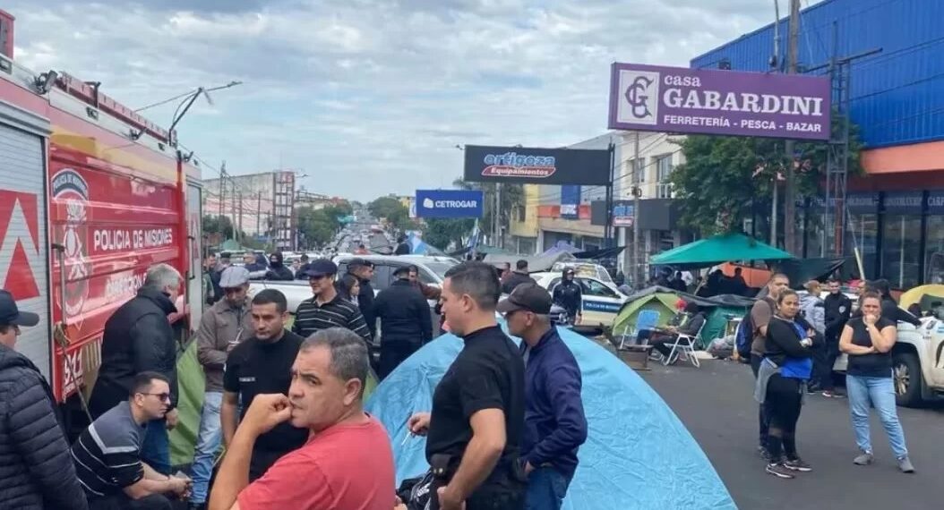 Nueva semana de acampe policial con docentes cortando calles y rutas