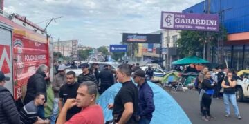 Nueva semana de acampe policial con docentes cortando calles y rutas