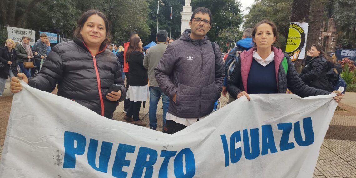 Docentes misioneros continúan con el reclamo por mejoras salariales en la Plaza 9 de Julio