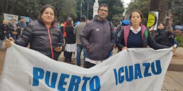 Docentes misioneros continúan con el reclamo por mejoras salariales en la Plaza 9 de Julio