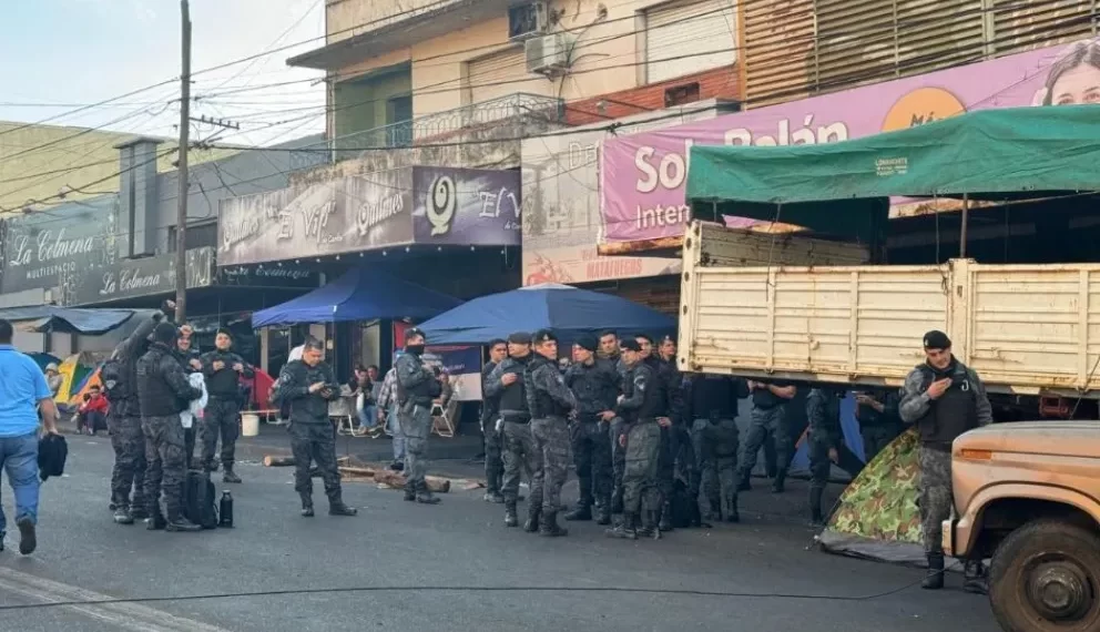 Sexto día de acampe y reclamos: a pesar de los anuncios del Gobierno Provincial, docentes, policías, personal de salud siguen pidiendo mejoras salariales