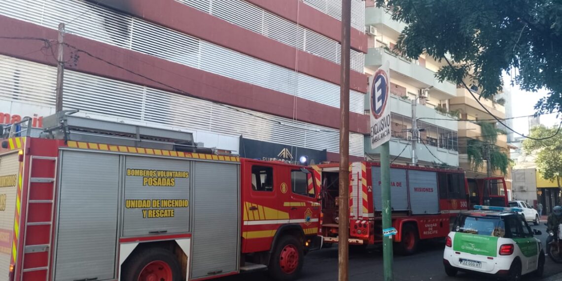 Se incendió un vehículo en el estacionamiento de un edificio en el centro de Posadas