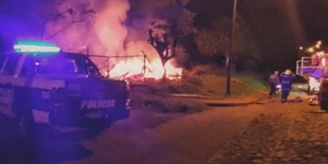 Arrestaron a un hombre por amenazar a un adolescente e incendiar su vivienda