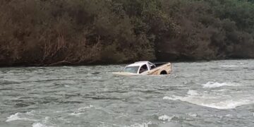 Guardaparques rescataron a dos personas que cayeron con su camioneta al arroyo Yabotí en el Parque Moconá