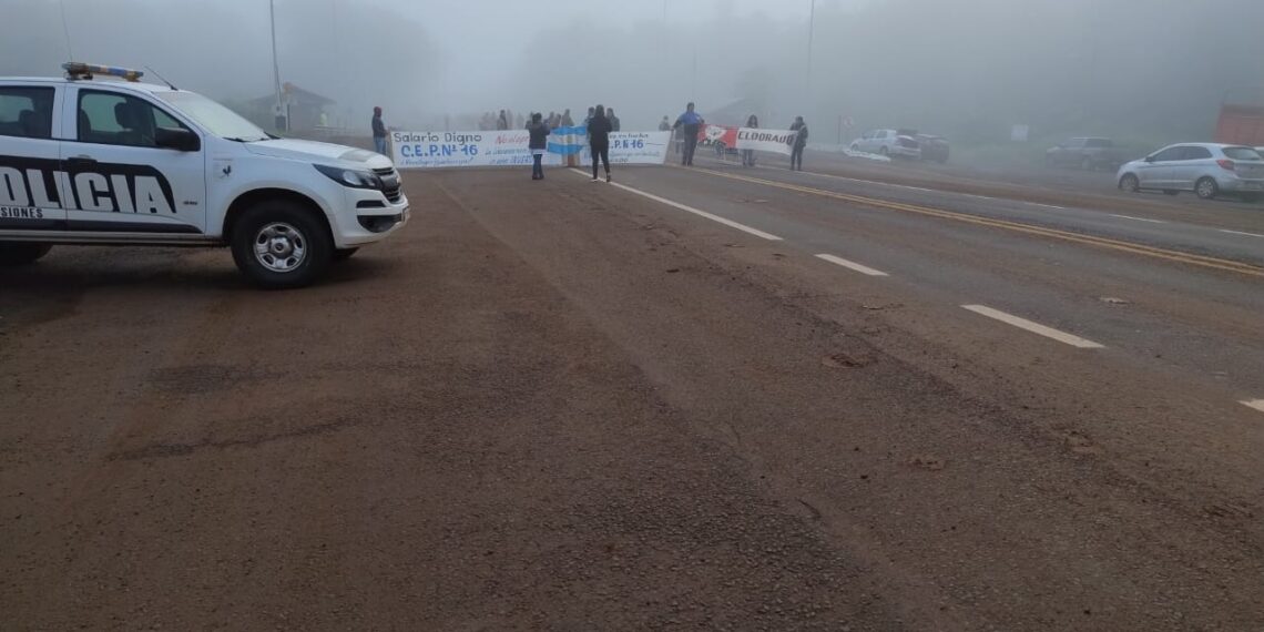 Docentes cortan el tránsito en la ruta nacional 12 a la altura del peaje de Santa Ana y Colonia Victoria