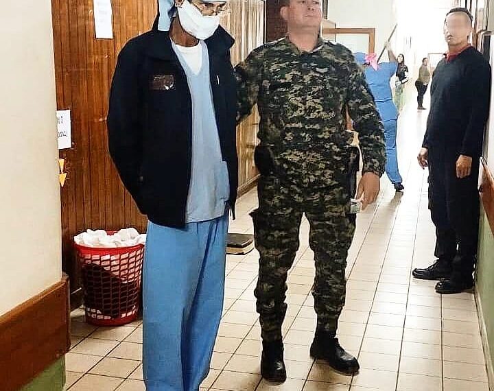 Imitando a “Los Simuladores” intentó escapar de un hospital disfrazado de enfermero