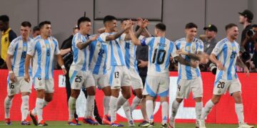 En un final emotivo, la Selección argentina le ganó 1-0 a Chile y se clasificó a los cuartos de final