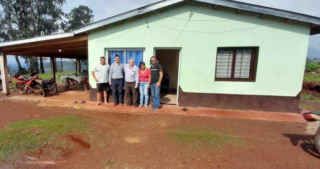 Colonos de Mojón Grande celebran la finalización de su vivienda rural