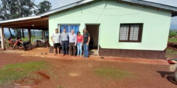Colonos de Mojón Grande celebran la finalización de su vivienda rural