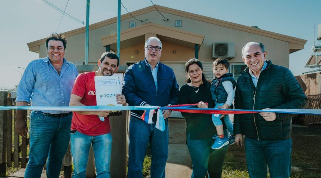 Passalacqua visitó a una familia beneficiada por el programa “Casa Propia” en Itaembé Guazú
