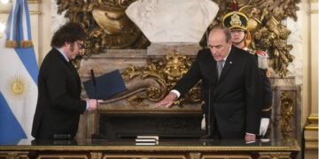 Milei le tomó juramento a Guillermo Francos como nuevo jefe de Gabinete