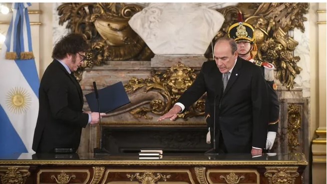 Milei le tomó juramento a Guillermo Francos como nuevo jefe de Gabinete