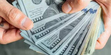 El dólar blue imparable: superó por primera vez los $1.300 y quebró un nuevo récord