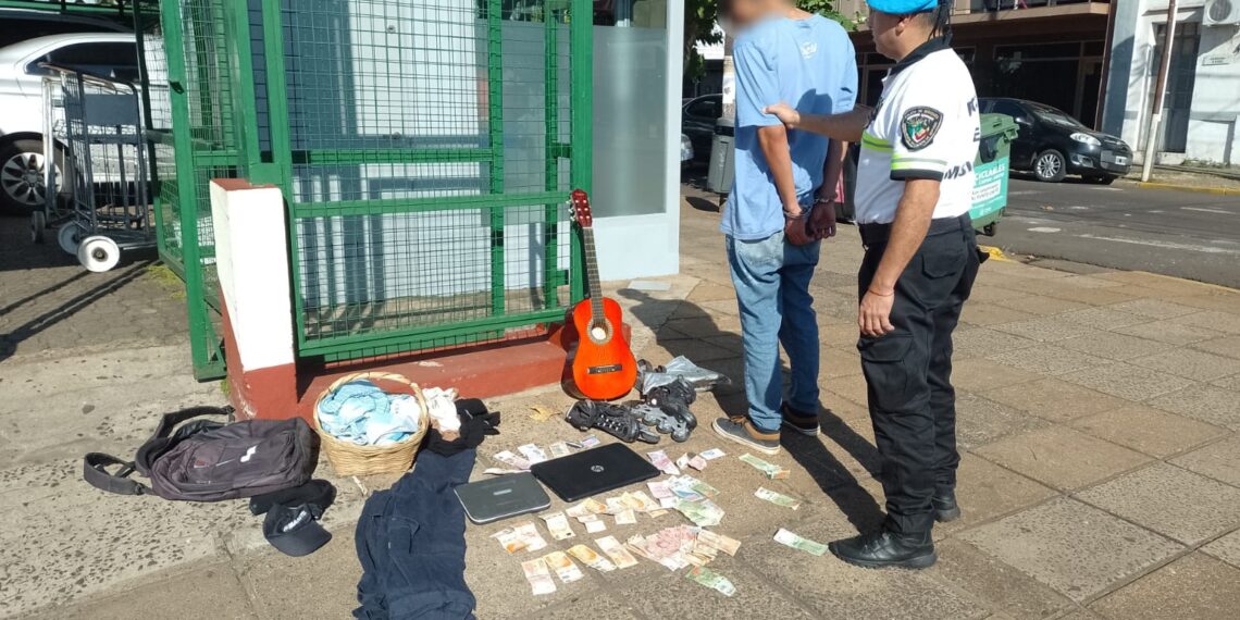 Entró a la Jefatura y se llevó dos notebooks, una guitarra y un par de patines: fue detenido